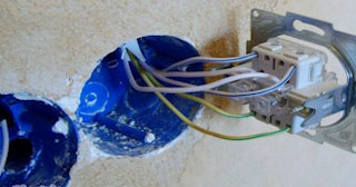 Монтаж проходного выключателя от 580 руб. в Кашире